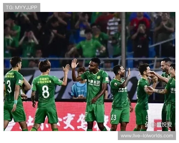 北京国安门将关键时刻决策失误引发球迷热议