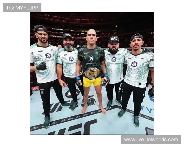 前UFC冠军多米尼克·克鲁兹因其解说工作荣获多项评论员奖项。