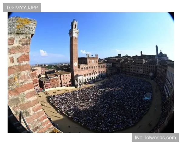 锡耶纳田野广场石板路终点：白路赛最具视觉冲击力的收官场景