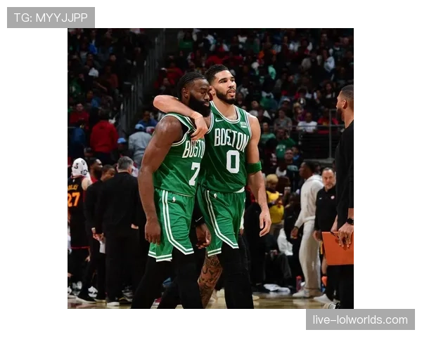 消息：杰伦·布朗因抱怨判罚吃T，凯尔特人暂停后改打“一盯四联”